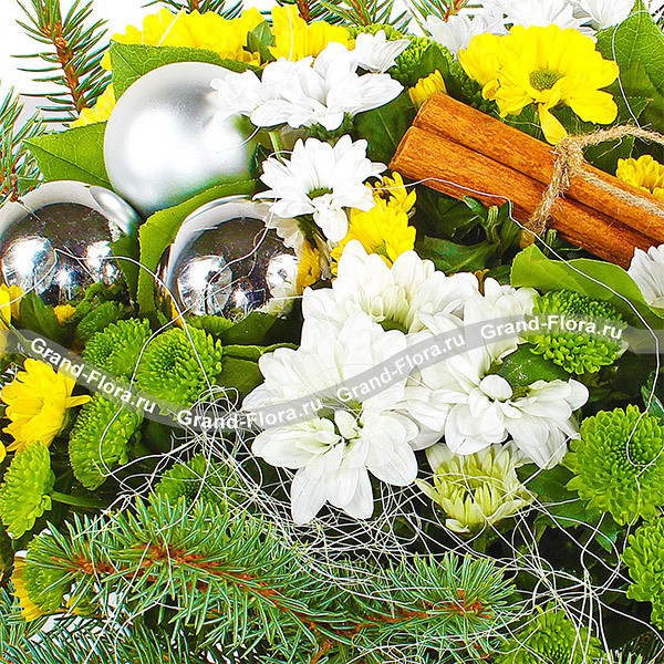 Снежная карусель - новогодний букет из хризантем и декора