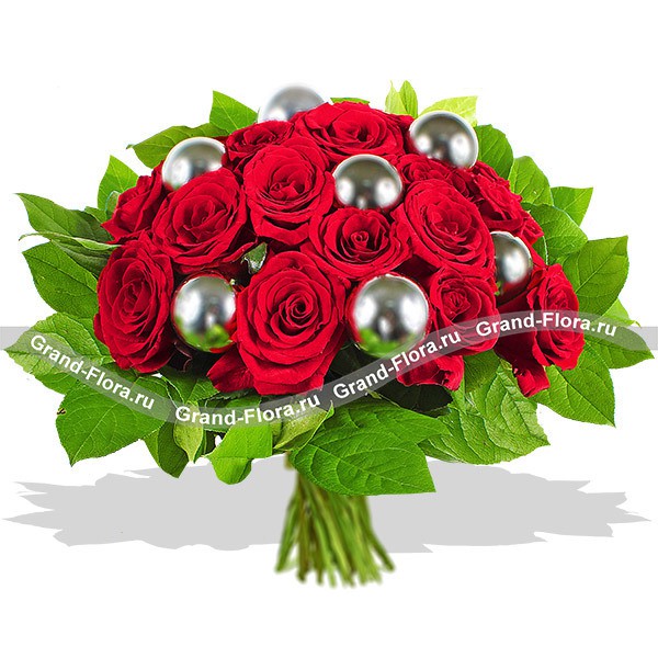 Атмосфера счастья - букет из красных роз и новогодних украшений