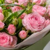 Искренность - букет из кустовой розы и декоративной зелени 2