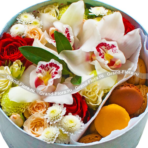 Коробочка нежности - коробка с розами и макарунс