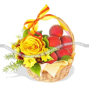 Корзина с персиками, хризантемами и розой