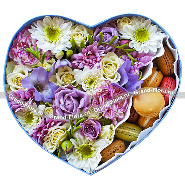 Коробочка романтики - коробка в виде сердца с розами и макарунс