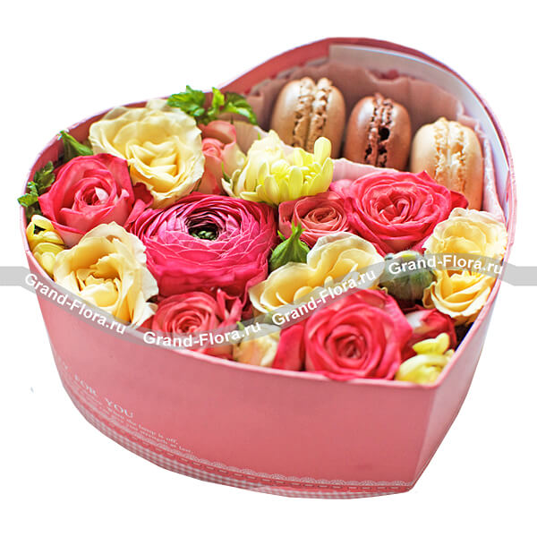 Коробочка любви - коробка в виде сердца с розами и макарунс