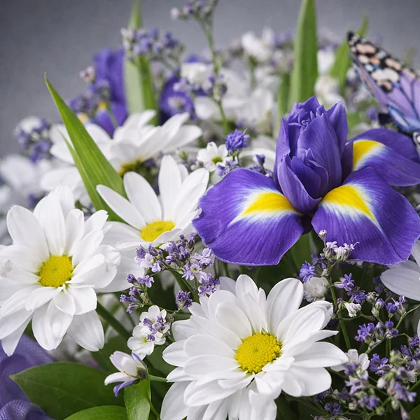 Аромат весны - корзина из ирисов и хризантем