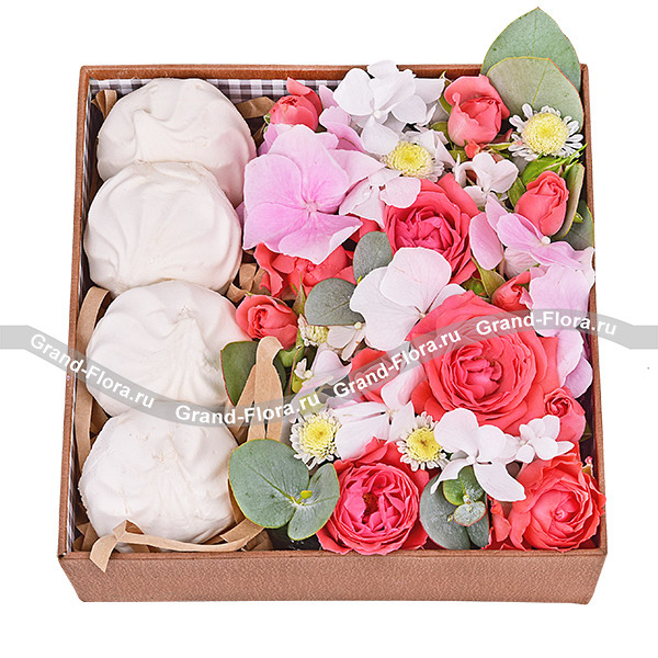 Ускользающая красота - коробка с хризантемой и розами