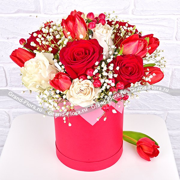 Обнимаю - коробка с белыми розами и тюльпанами