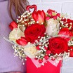 Шанель - коробка с белыми розами и тюльпанами 2