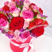 Трепетные чувства - коробка с красными и розовыми розами 2