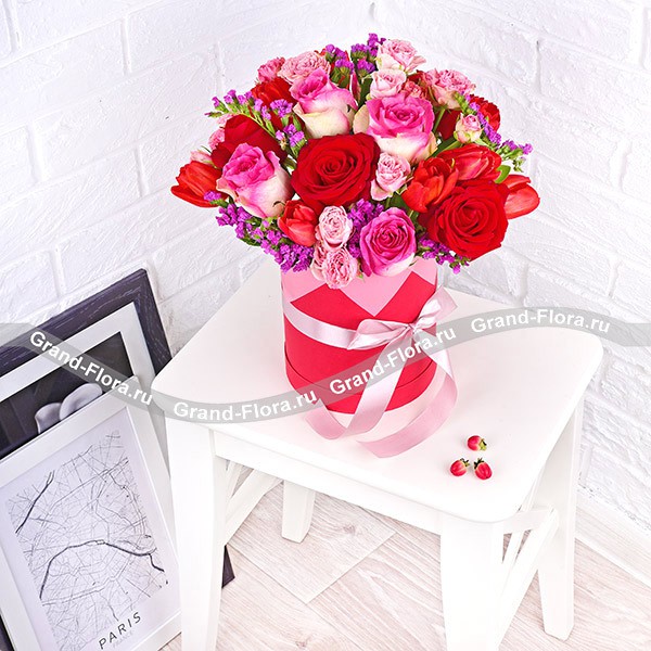 Трепетные чувства - коробка с красными и розовыми розами