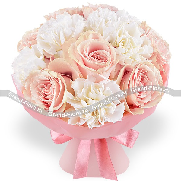 Аромат счастья – букет с розовыми розами и белыми гвоздиками