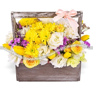 Краски жизни - ящик с желтыми хризантемами и кустовыми розами