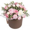 Цветочное искушение - коробка с розовыми и белыми пионами и зеленью