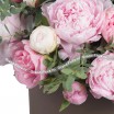 Цветочное искушение - коробка с розовыми и белыми пионами и зеленью 2