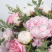 Цветочное искушение - коробка с розовыми и белыми пионами и зеленью 3