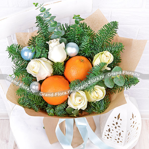 Чудесная зима - букет из белых роз и апельсинов