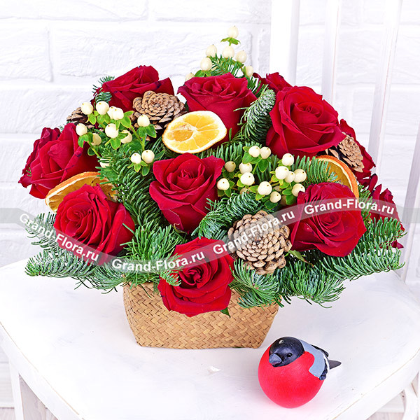 Зимний закат - корзина с красными розами и елью