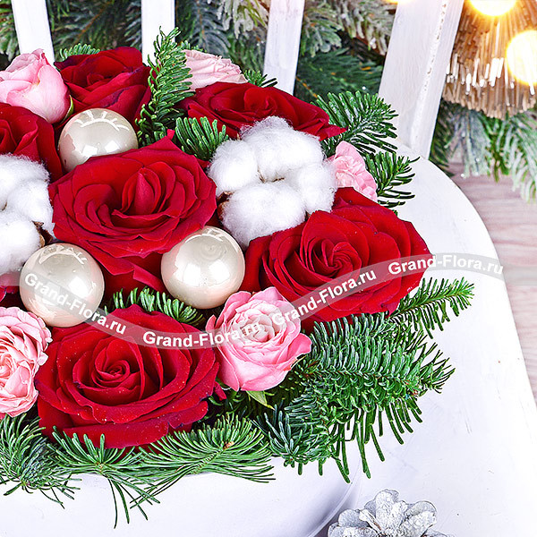 Рождественская сказка - коробка с красными розами и хлопком