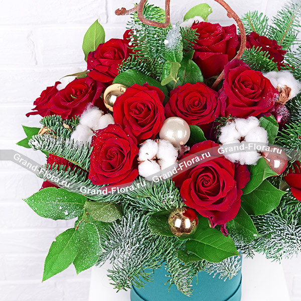 Рождественские рассказы - коробка с красными розами и хлопком