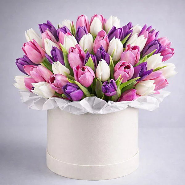  Сердце женщины - шляпная  коробка с разноцветными  тюльпанами