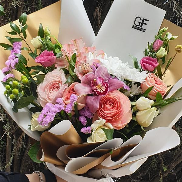 Цветочная элегантность - букет-новинка с орхидеей, розами и альстромериями