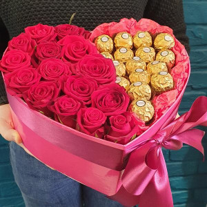 Признание в любви - коробка с розами и конфетами
