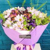Лиловые мечты-букет из хризантем и орхидей