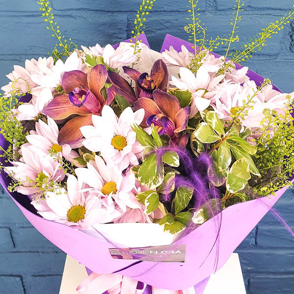 Лиловые мечты-букет из хризантем и орхидей