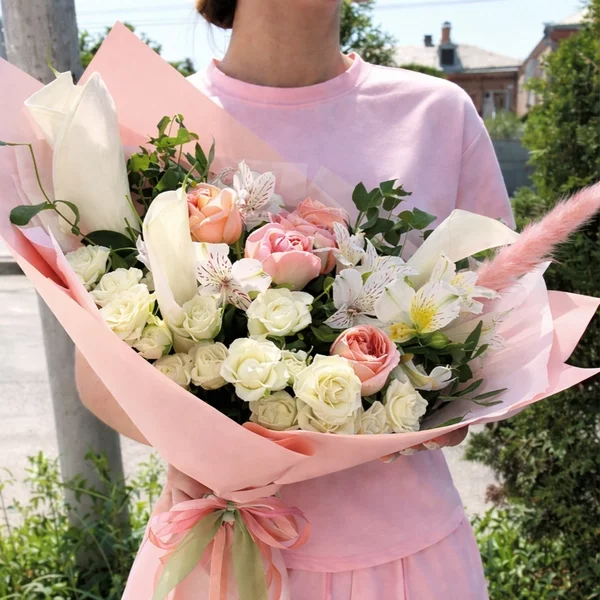 Нежнее нежного - букет-новинка из роз, альстромерий и калл