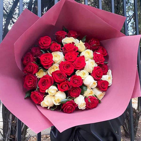 Букет из красных и белых роз (60 см)