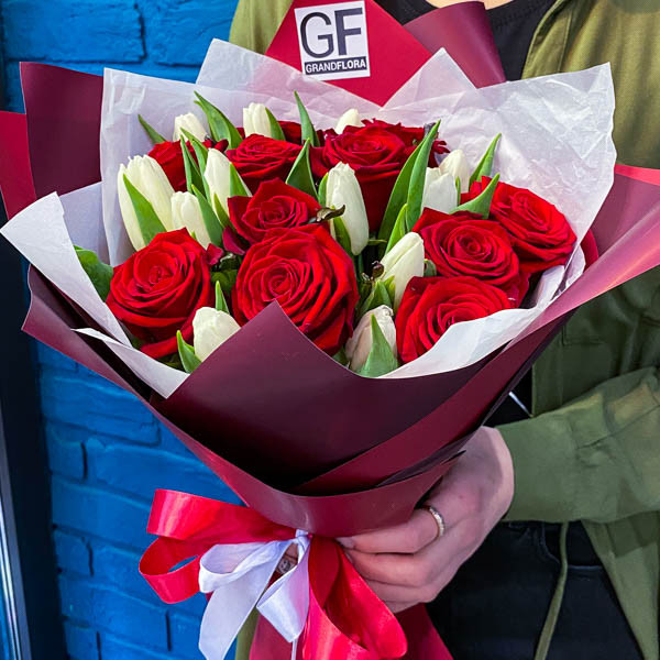 Серьезные намерения – букет из белых тюльпанов и красных роз