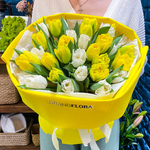 Окутывая солнцем - букет из желтых и белых тюльпанов