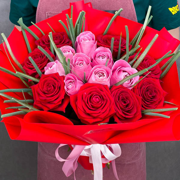 Клубничный зефир – букет из красных и малиновых роз