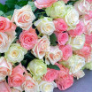 Аромат нежности - букет из высоких белых и розовых роз (60-70см) 3