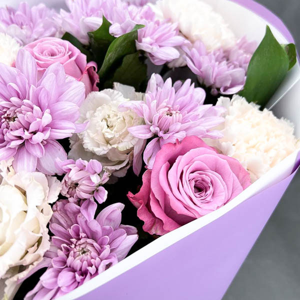 Подари нежность - букет из хризантем, роз и диантусов