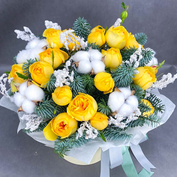 Мороз и солнце - коробка с кустовыми розами и нобилисом