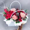 Скоро Рождество - коробка с кустовыми розами и нобилисом 2