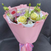 Любовь в моем сердце - букет из хризантем, эустом и роз 3