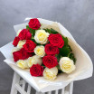 Букет красных и белых роз в упаковке (60 см)