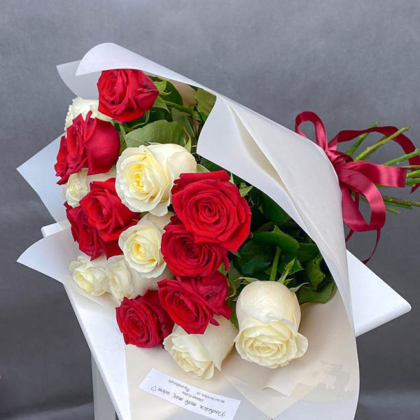 Букет красных и белых роз в упаковке (50-60 см)
