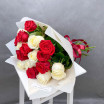 Букет красных и белых роз в упаковке (60 см) 3