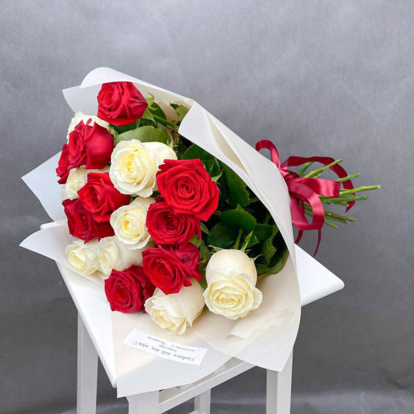 Букет красных и белых роз в упаковке (50-60 см)