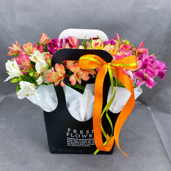 Яркая и стильная - цветочная коробка с альстромериями