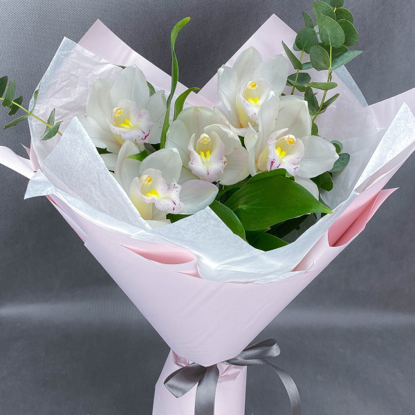 Утопая в нежности – букет с белыми орхидеями