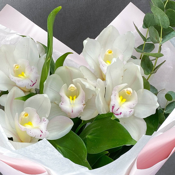 Утопая в нежности – букет с белыми орхидеями